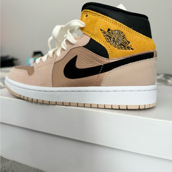 NEW Women’s Nike Air Jordan 1 Mid SE Particle Beige Size: 6 - Picture 6 of 8